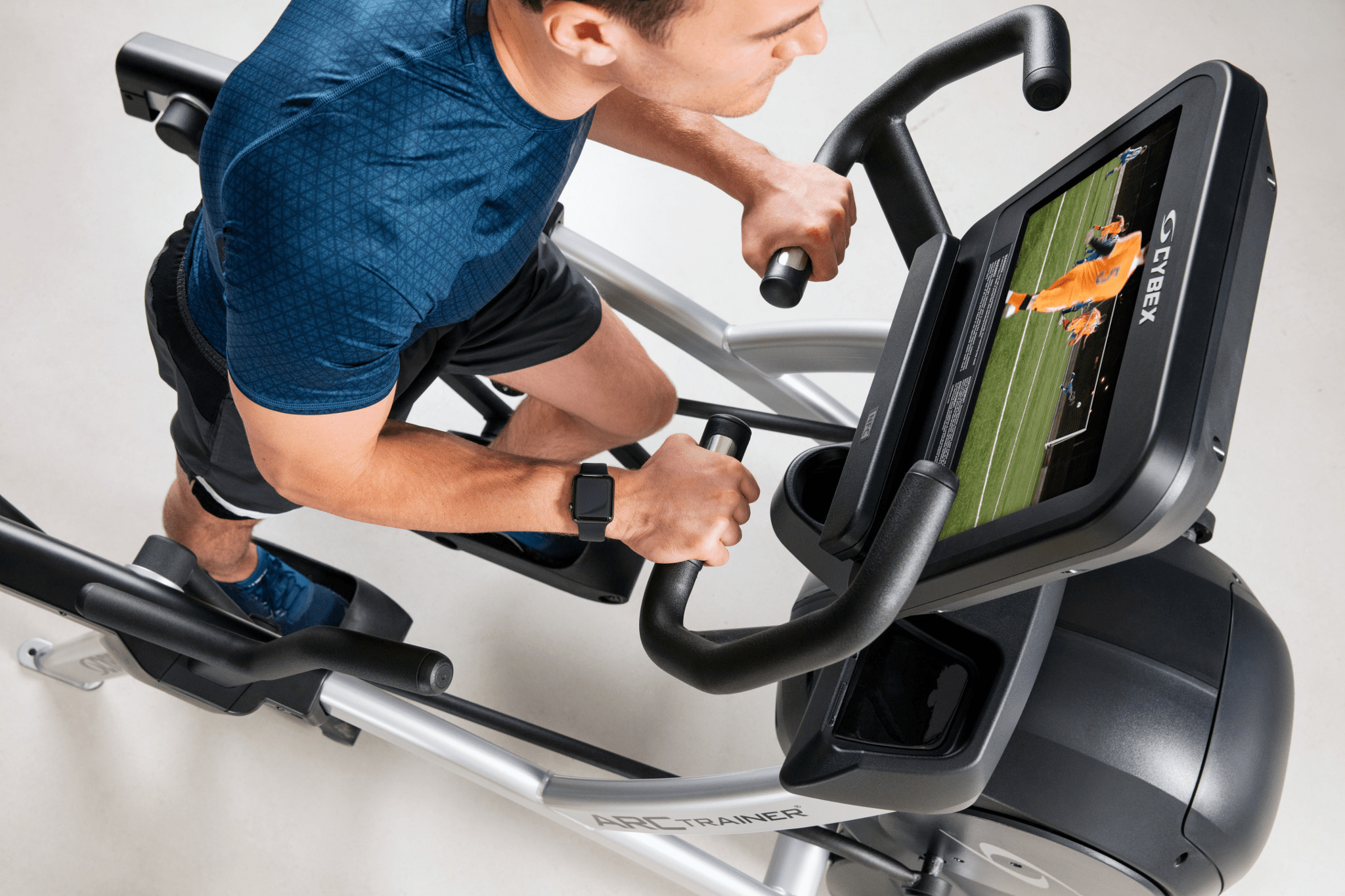 r-series-arc-trainer-man-training-above-shoulder-1136_1-968913.png